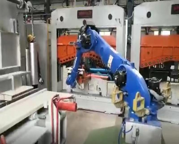 Heat treatment line-with robot